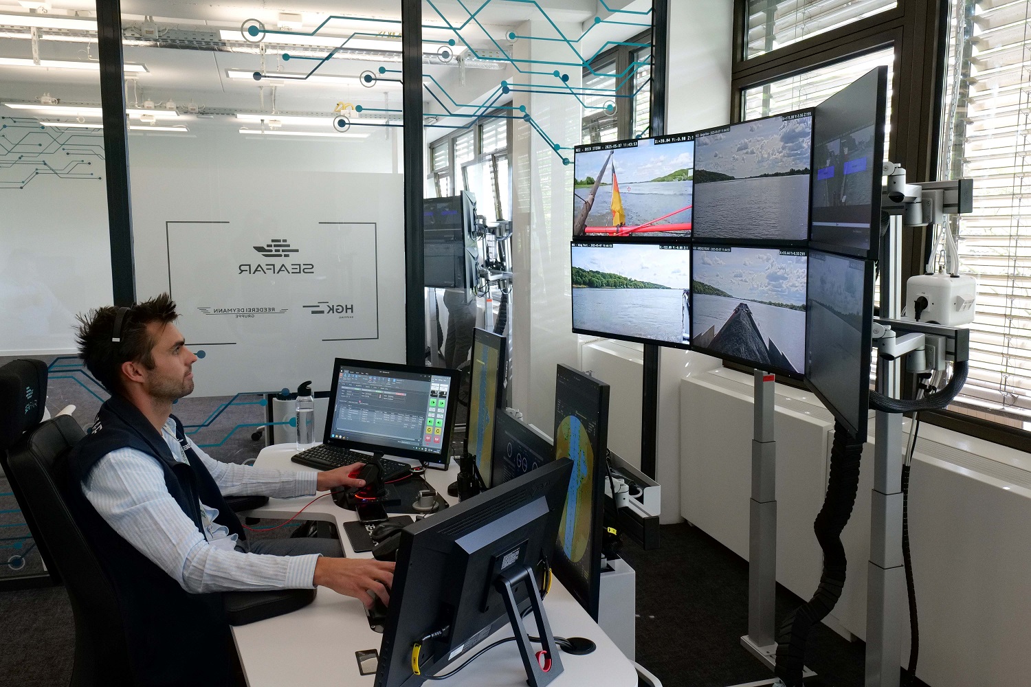 Das Remote Operations Center in Duisburg erlaubt die ferngesteuerte Steuerung von Binnenschiffen © HGK Shipping